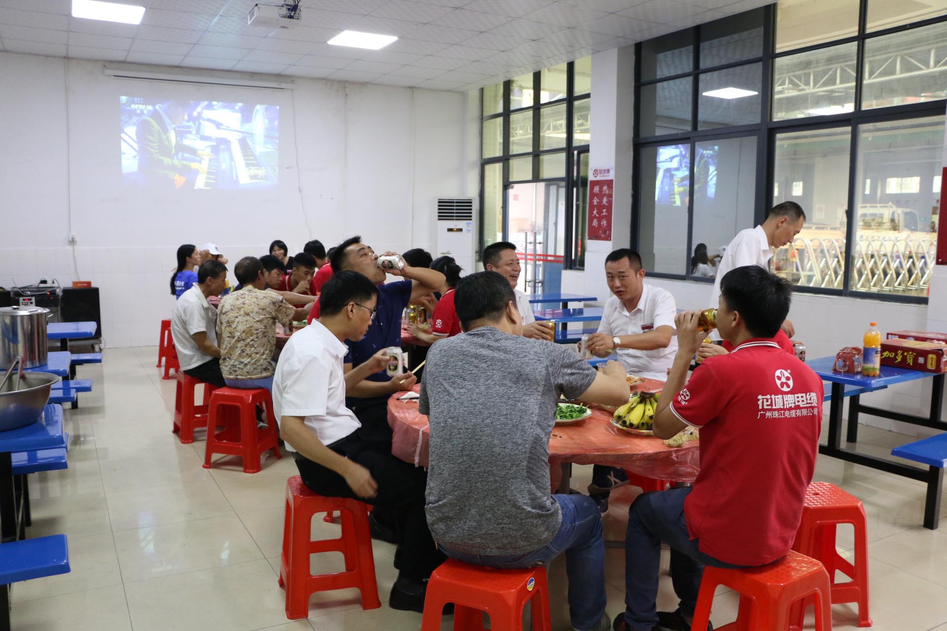 The employees of Guangzhou Pearl River Cable Co., Ltd. celebrate their birthday collectively, full of love